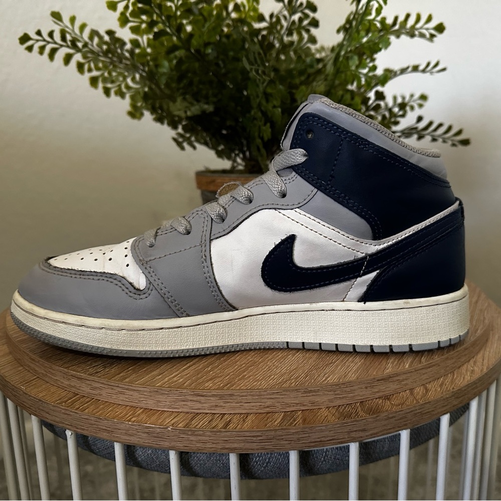 Jordan | Youth Size 7 Jordan 1 Mid Tops - Picture 4 of 16